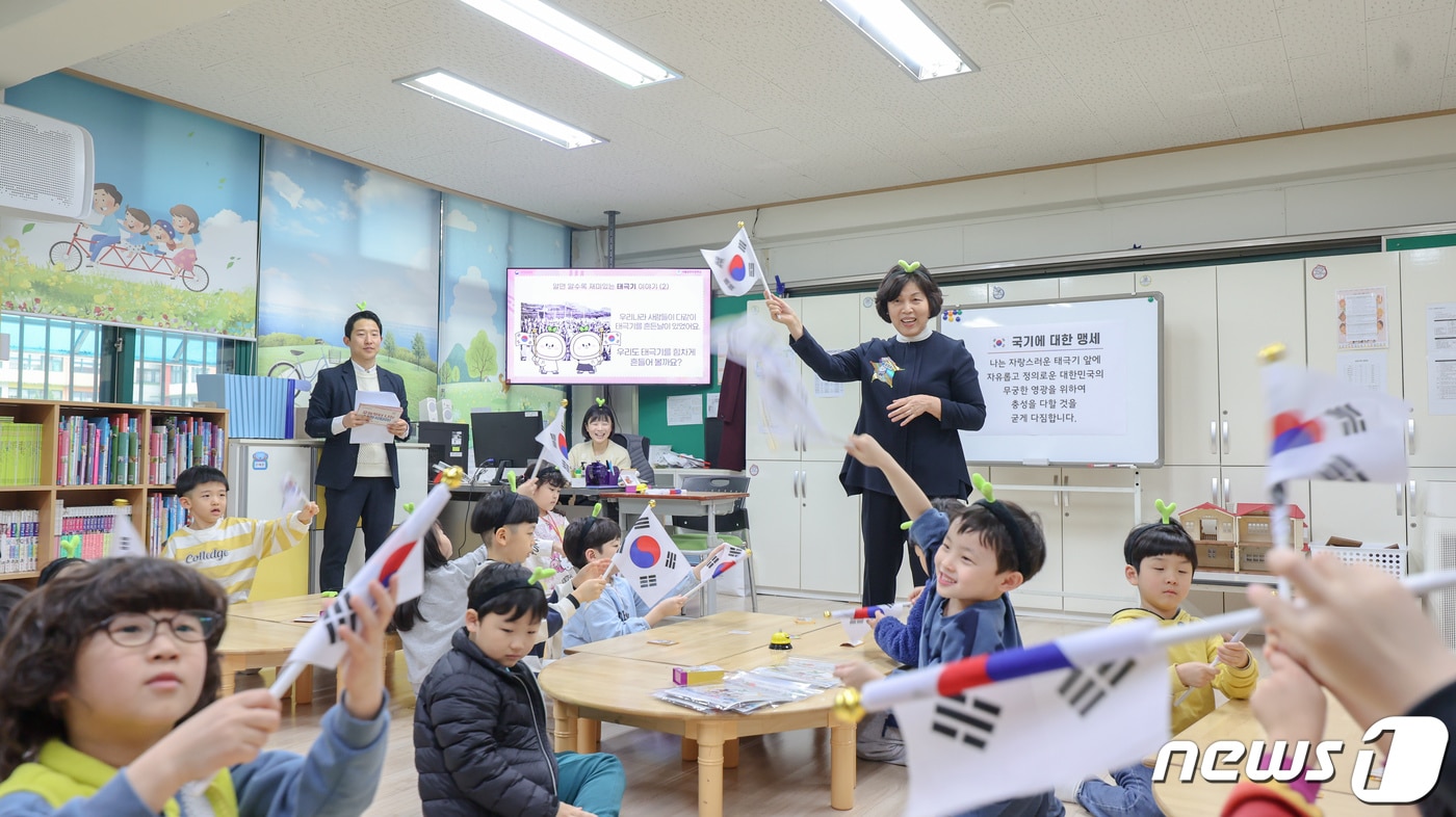 강정애 국가보훈부 장관이 25일 오후 서울 은평구 서울갈현초등학교를 방문, '오늘부터 나는 나라지킴이'라는 주제로 특별수업을 하고 있다. (국가보훈부 제공) 2024.3.25/뉴스1