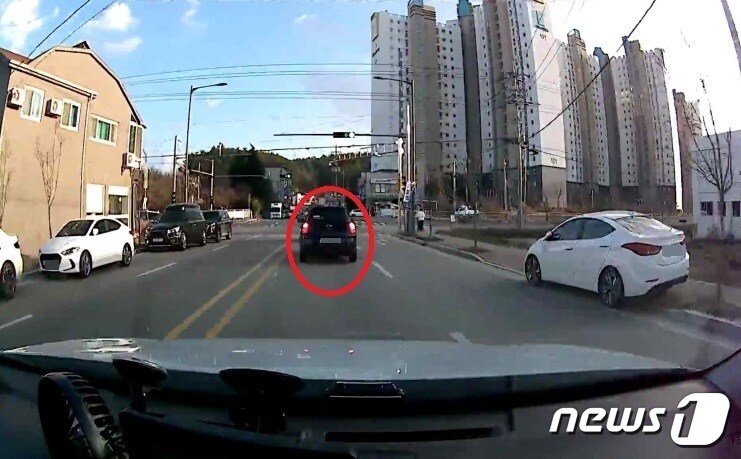 사고 차량이 모닝 차량을 충돌하기 직전 메인 좌우 제동등이 켜진 모습.(원고 측 제공) 2024.1.29/뉴스1