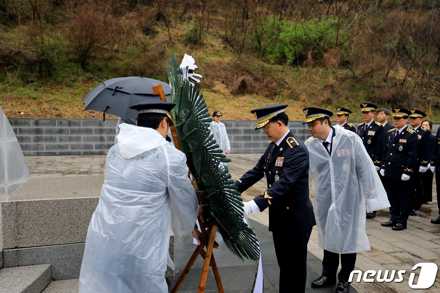 임명길 신임 해양경찰교육원장이 25일 교육원 충혼탑을 방문해 호국 영령들의 넋을 위로하고 있다.&#40;해양경찰교육원 제공&#41;2024.3.25/뉴스1