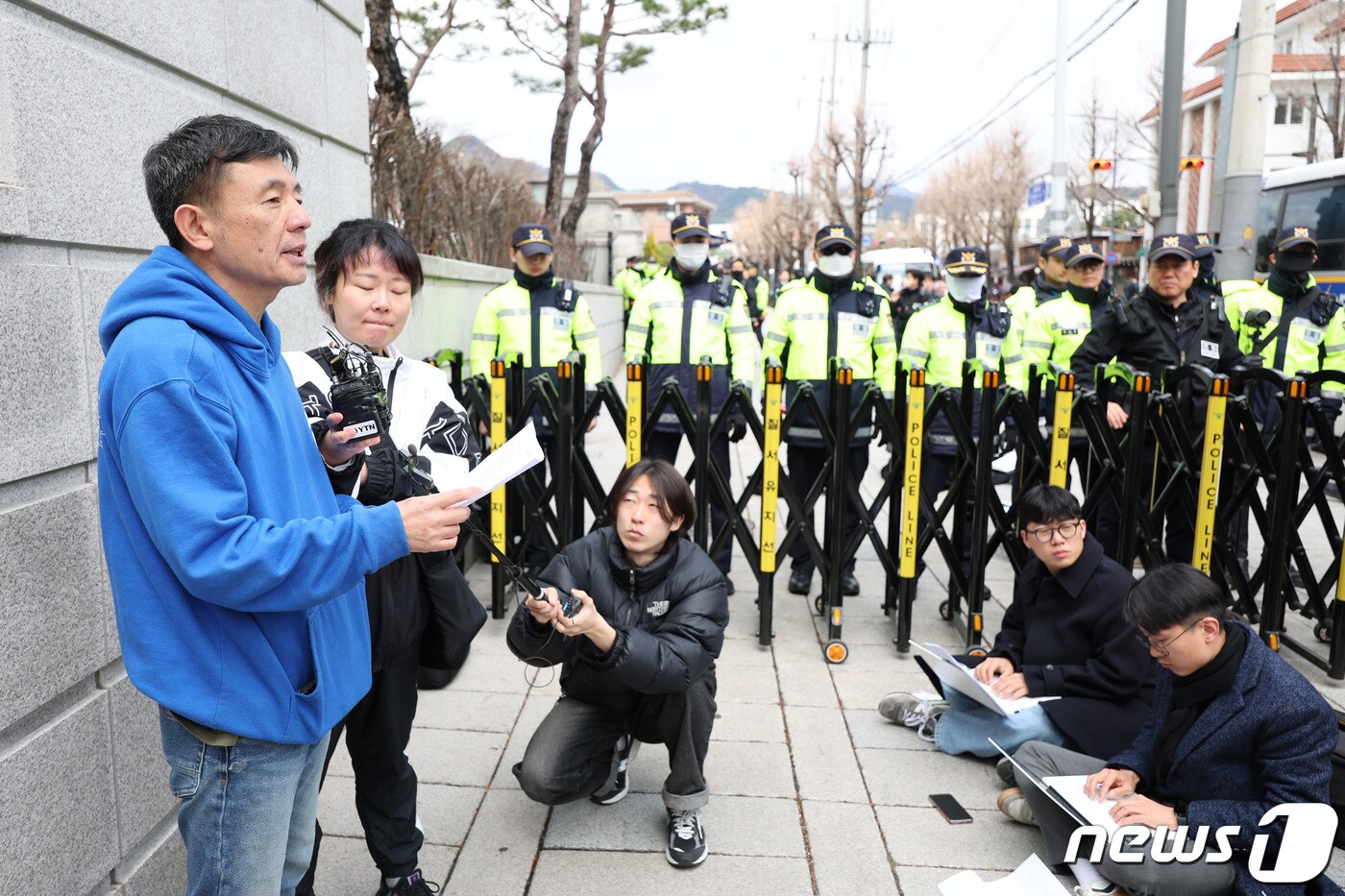 김영환 동물권단체 케어대표가 3월 서울 종로구 헌법재판소 앞에서 대한육견협회의 개식용금지법 헌법 소원 기자회견에 대한 입장을 밝히고 있다. &#40;사진은 기사와 관련없음&#41;/뉴스1 DB