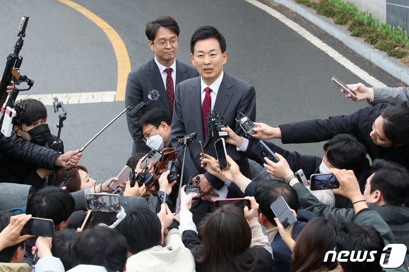 2024년 3월 유영하 당시 박근혜 전 대통령 변호사가 대구 달성군 박근혜 전 대통령 사저 앞에서 한동훈 당시 국민의힘 비상대책위원장의 박 전 대통령 예방에 동행한 뒤 취재진 질문에 답하고 있다. (사진은 기사 내용과 무관함) 2024.3.26/뉴스1 ⓒ News1 공정식 기자