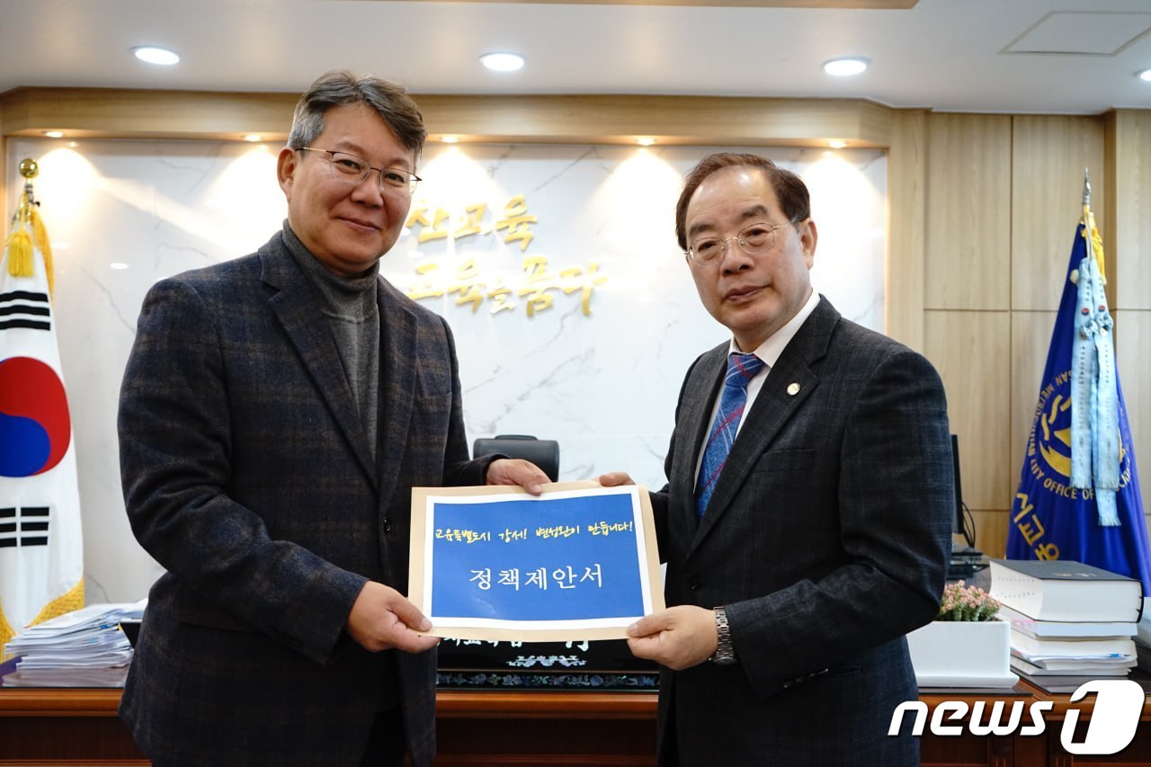  26일 오전 변성완 더불어민주당 부산 강서구 국회의원 후보&#40;왼쪽&#41;가 하윤수 부산시교육감에게 교육정책 제안서를 전달하고 있다&#40;변성완 캠프 제공&#41;