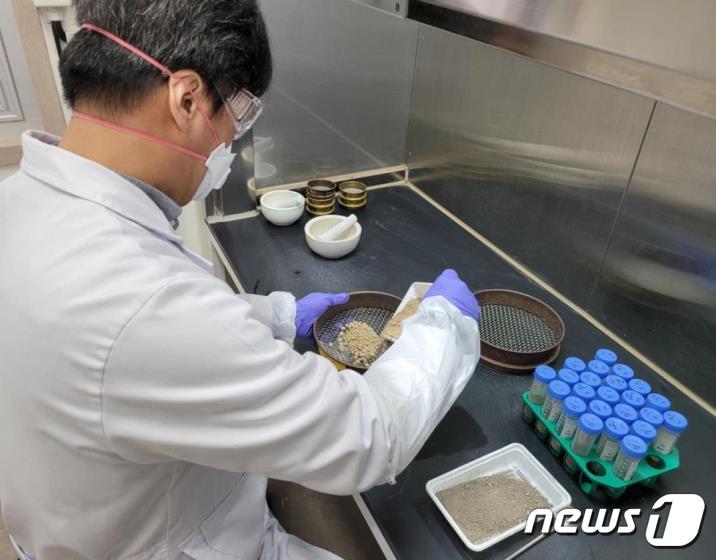 연구원이 토양 시료 전처리를 하고 있다(부산시청 제공)