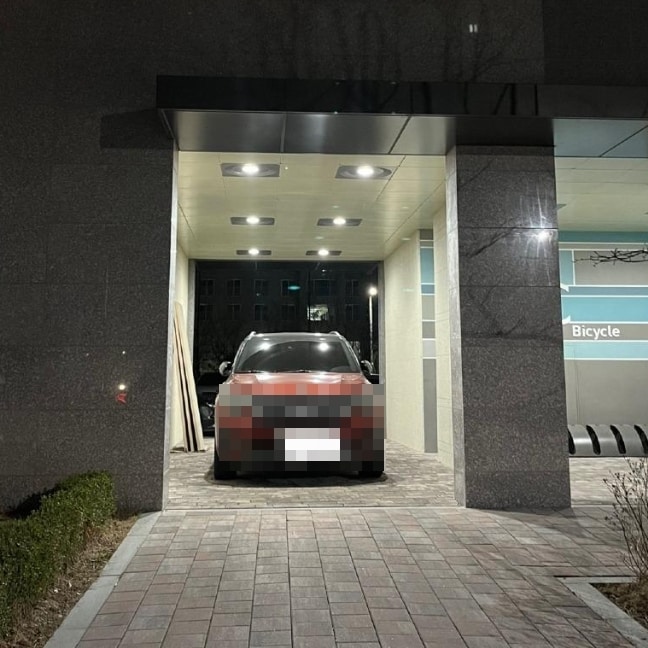 필로티 구조 아파트 통행로에 차량 한 대가 주차돼 있다. 온라인 커뮤니티 갈무리