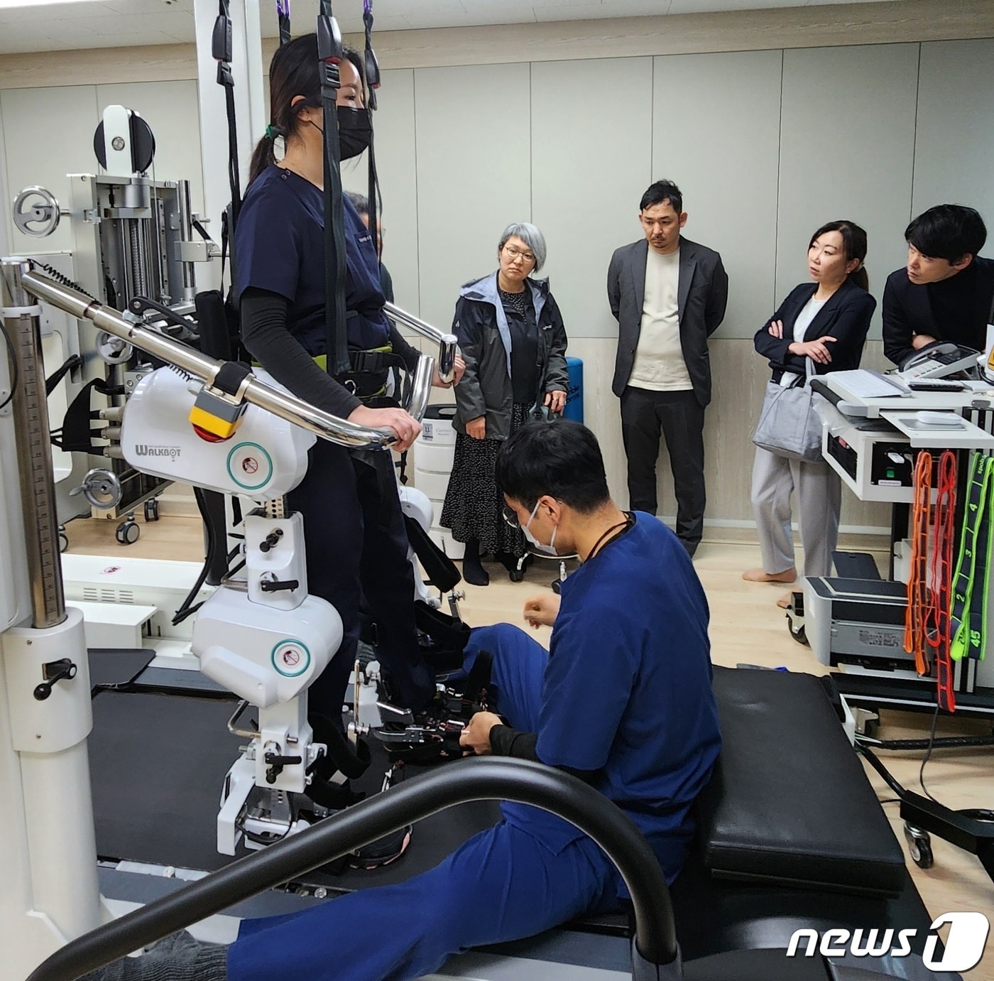  일본 야마나시 대학 방문단이 경기 부천시의 &#39;지역 사회 통합 돌봄 서비스 시스템&#39;을 벤치마킹하기 위해 현장 답사를 하고 있다. &#40;부천시 제공&#41;/뉴스1