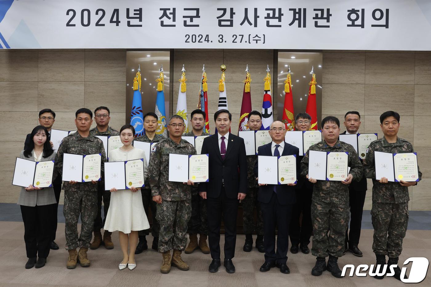 김선호 국방부 차관이 27일 서울 용산구 국방부에서 열린 &#39;2024년 전군 감사관계관 회의에서 작년 감사 및 반부패청렴업무 유공자&#40;기관&#41; 표창 수여 후 수상자들과 기념촬영을 하고 있다. &#40;국방부 제공&#41; 2024.3.27/뉴스1