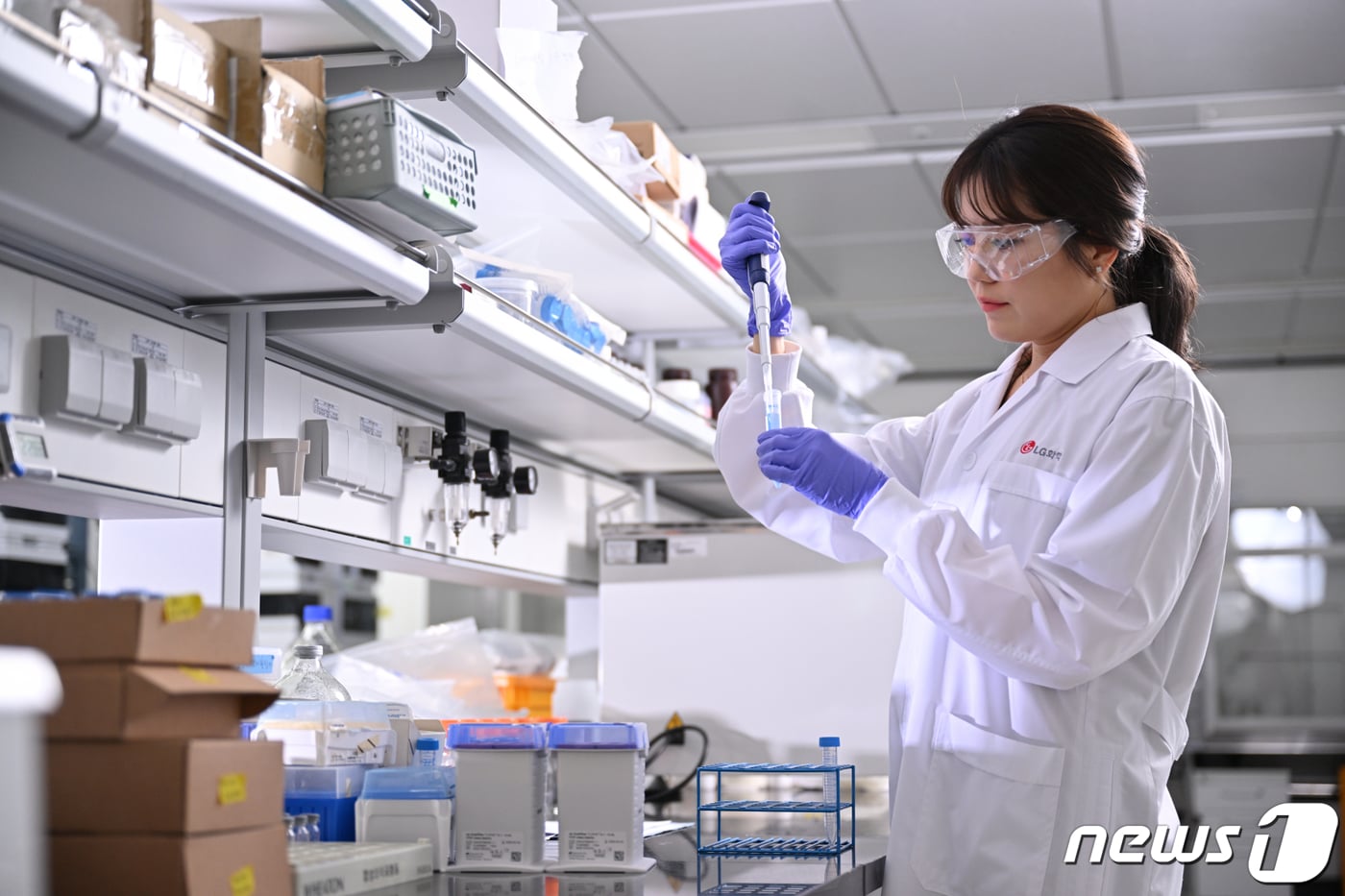 LG화학 연구원이 신약 후보물질을 분석하고 있다.(LG화학 제공)/뉴스1 ⓒ News1