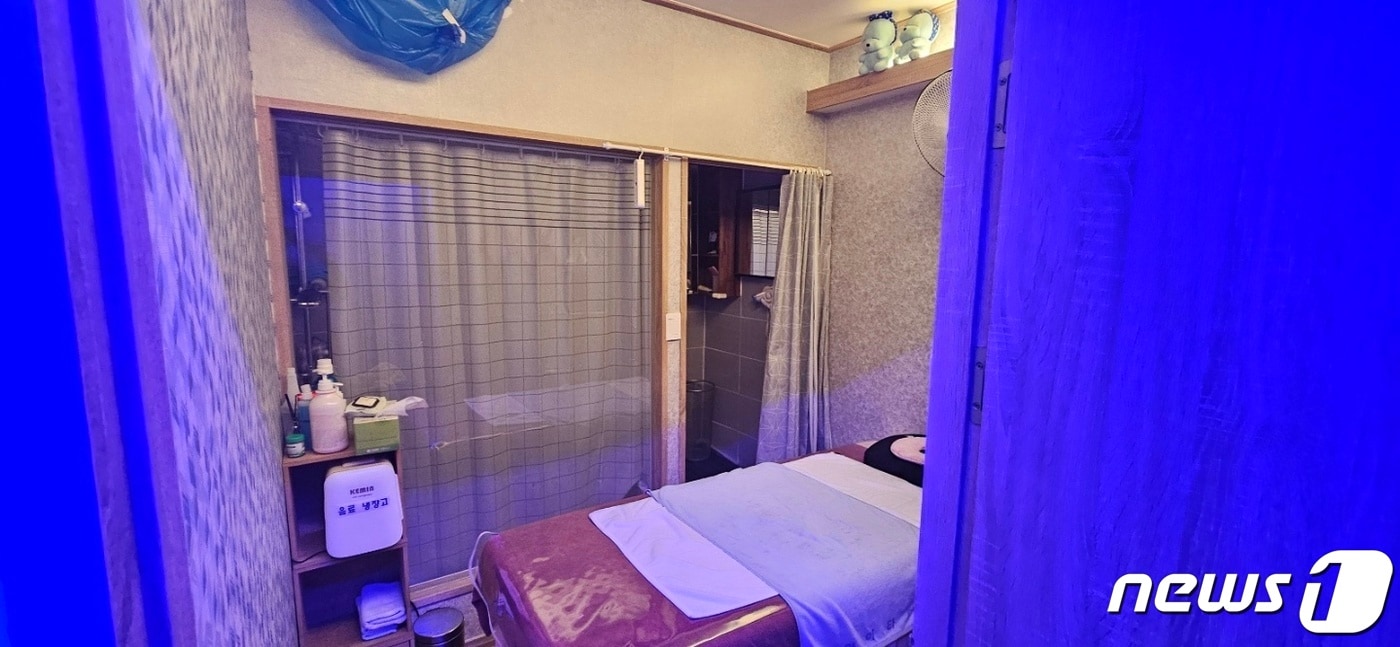 김포경찰서가 적발한 불법 마사지 업소(김포경찰서 제공)/뉴스1