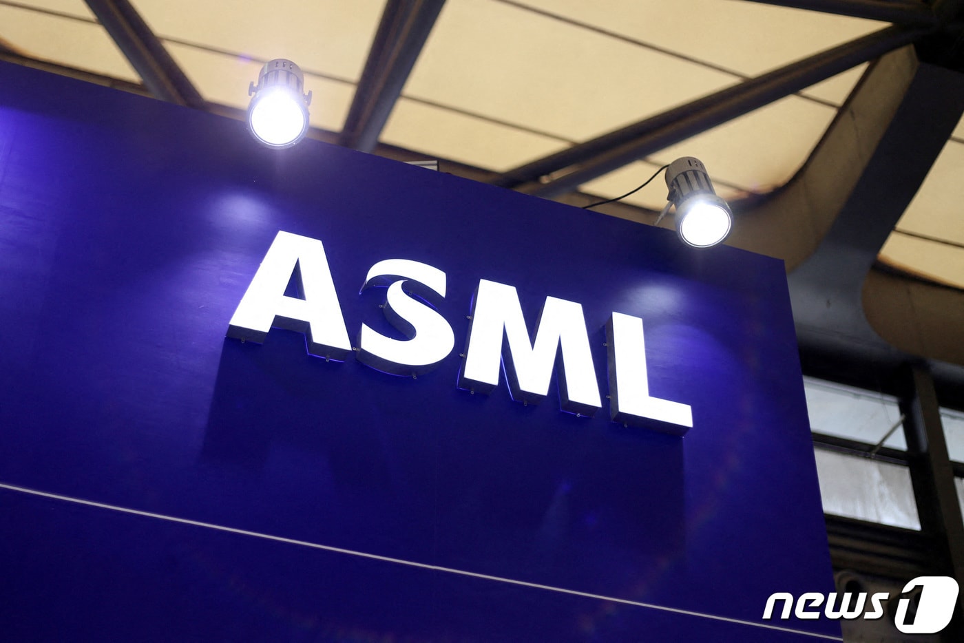 ASML CEO "AI 붐에 반도체 공급난 장기화…수요가 생산능력 압도"