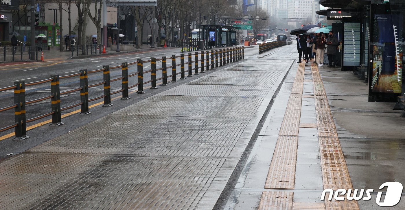 서울 시내버스가 파업한 28일 오전 서울 광화문 네거리 버스 정류장에서 시민들이 버스를 기다리고 있다. 2024.3.28/뉴스1 ⓒ News1