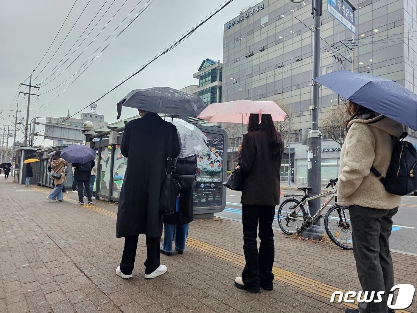 28일 오전 경기 수원시 장안구 수원KT위즈파크 앞 버스정류장. 2024.3.28/뉴스1 ⓒ News1 김기현 기자