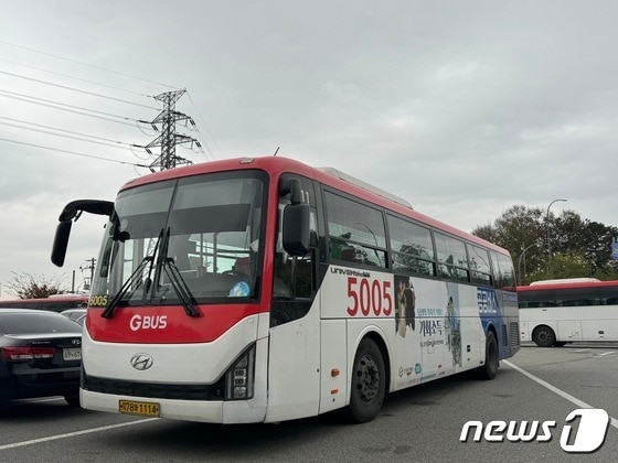  용인시가 출근 시간대에 강남대역에서 출발하는 5005번 전세버스 3대를 운행한다.&#40;용인시 제공&#41;