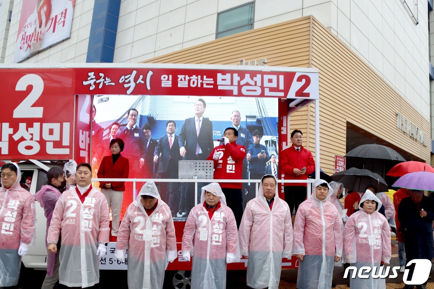 박성민 후보&#40;64&#41;가  4․10 총선 공식 선거운동 첫날인 28일 아침 출근길 인사를 하고 있다.