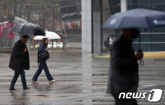 봄비가 내리는 28일 오후 부산 해운대구 벡스코 광장에서 우산을 쓴 시민이 발걸음을 옮기고 있다. 2024.3.28 ⓒ 뉴스1 윤일지 기자