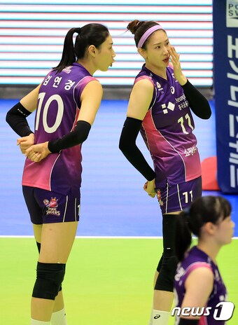 28일 오후 경기 수원시 장안구 수원실내체육관에서 열린 프로배구 ‘도드람 2023~2024 V리그’ 여자부 챔피언결정전 1차전 흥국생명과 현대건설의 경기, 2세트 흥국생명 김연경과 김수지(오른쪽)가 귓속말을 나누고 있다. 2024.3.28/뉴스1 ⓒ News1 김진환 기자