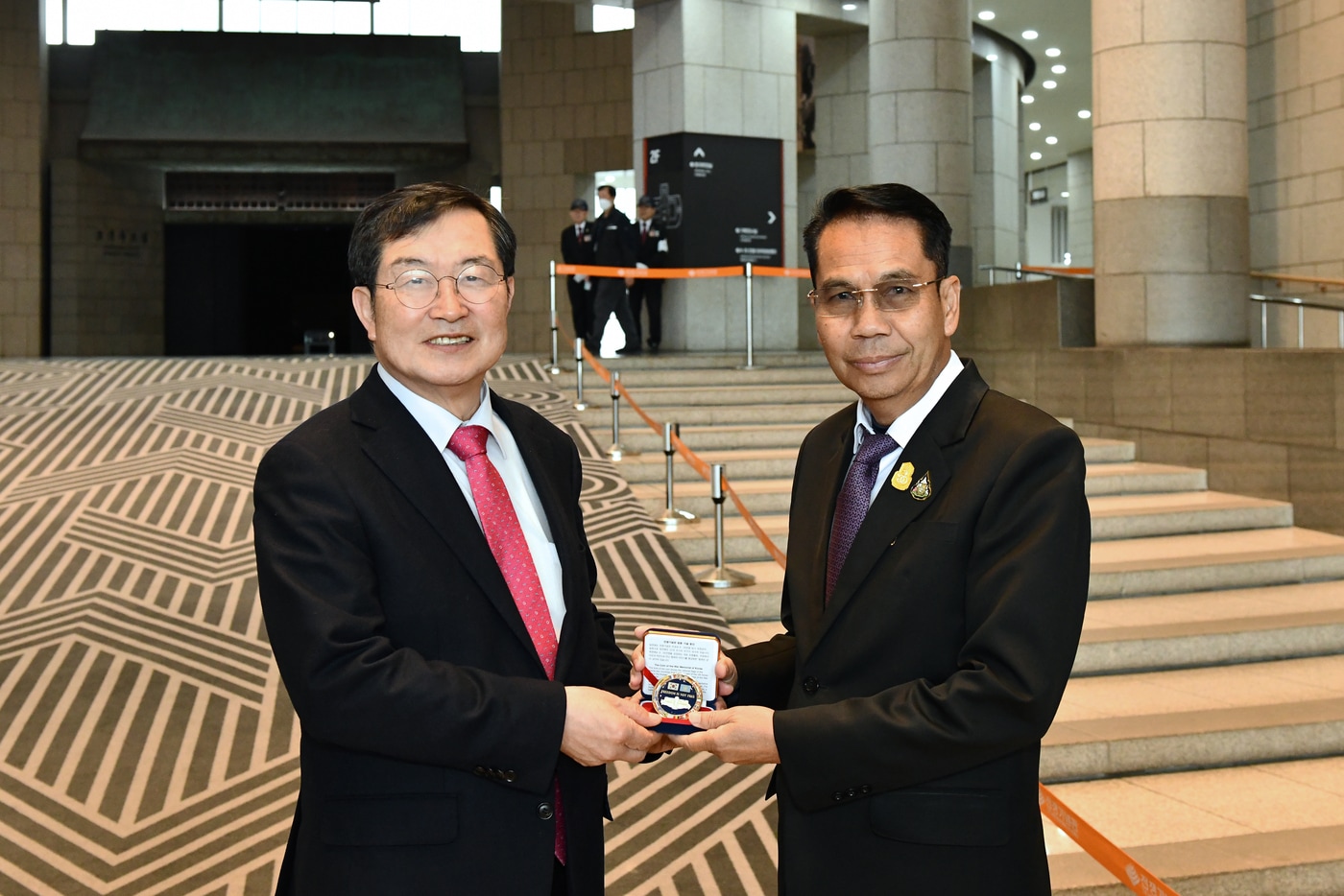 백승주 전쟁기념사업회장과 수틴 클랑쌩 태국 국방부 장관이 28일 서울 용산구 전쟁기념관 중앙현관에서 전쟁기념관 기념코인을 들고 기념 촬영하고 있다.(전쟁기념사업회 제공)