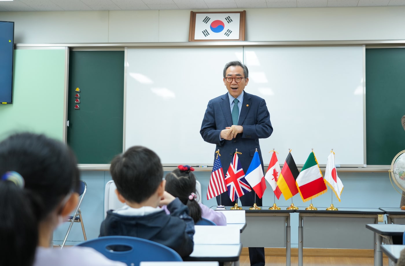 조태열 외교부 장관이 29일 서울휘경초등학교에서 초등학생들을 대상으로 수업하고 있다.&#40;외교부 제공&#41;