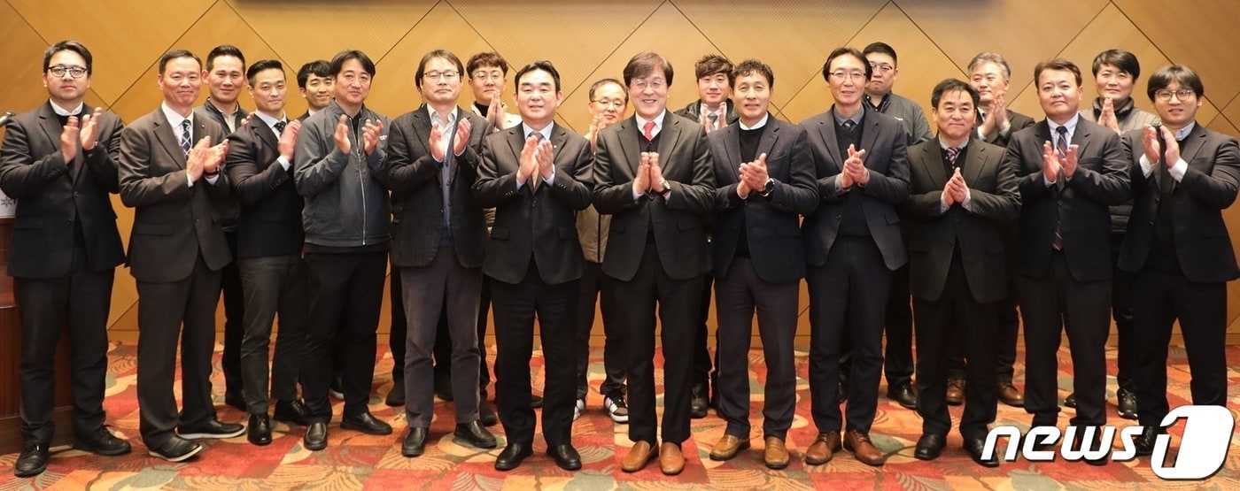 강원랜드와 강원도립대가 최근 정선 하이원 그랜드호텔에서 안전·보안·경비 분야 인재 양성을 위한 업무협약을 맺은 가운데, 참석자들이 기념사진을 촬영하고 있다. (강원랜드 제공) 2024.3.3/뉴스1