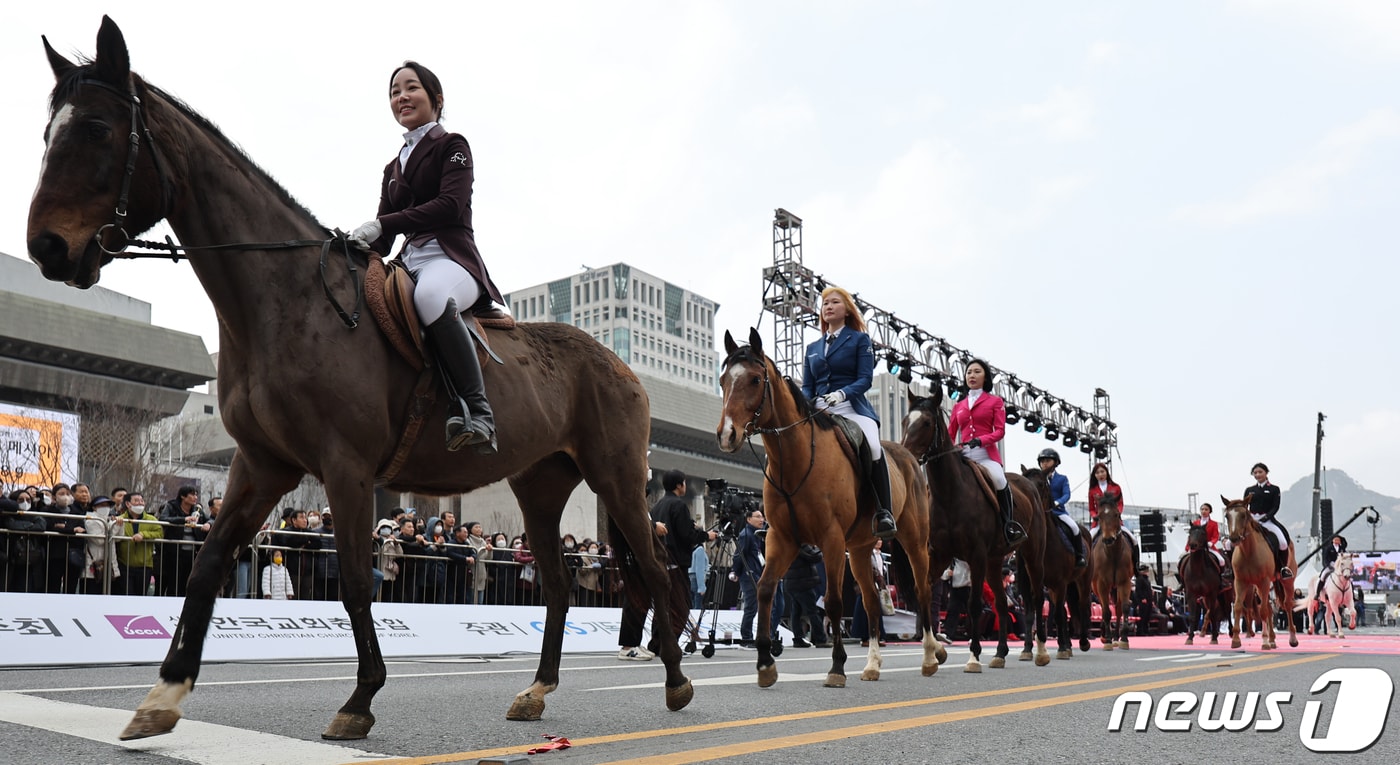 서울 종로구 광화문광장에서 열린 '2024 부활절 퍼레이드'에서 참가자들이 행진을 하고 있다. 2024.3.30 ⓒ 뉴스1 김도우 기자