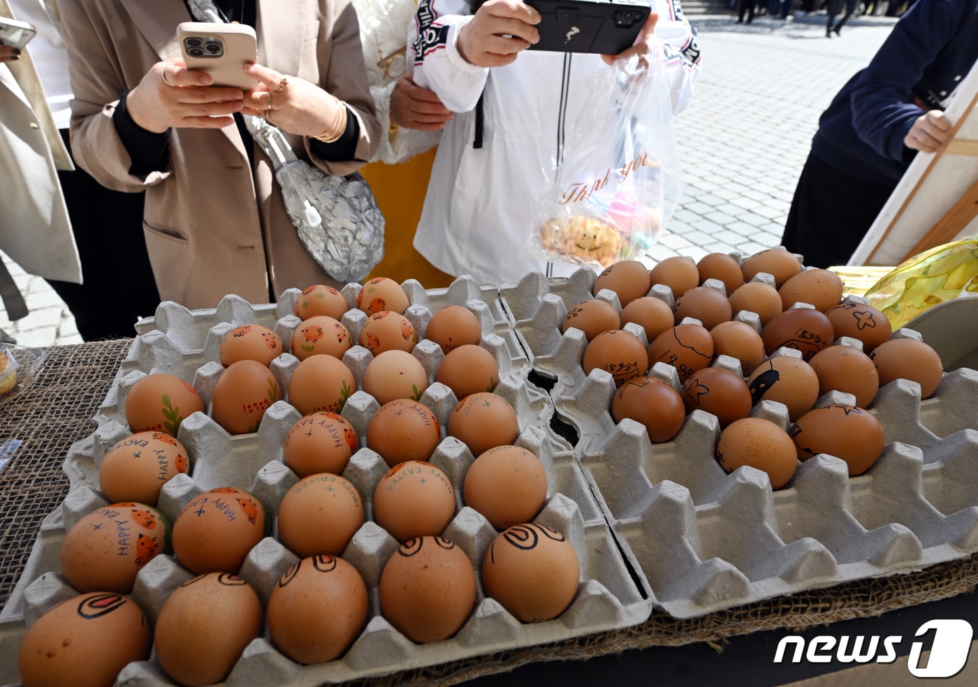 주님 부활대축일 낮미사가 열린 31일 서울 중구 명동성당에서 신자들이 부활절 달걀을 스마트폰에 담고 있다. 2024.3.31/뉴스1 ⓒ News1 사진공동취재단