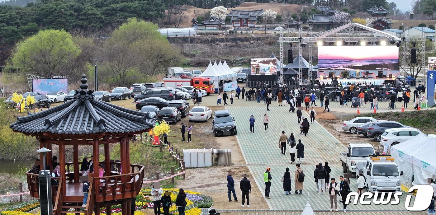 대전시민과 관광객들이 제6회 대청호 벚꽃축제를 구경하고 있다.&#40;대전 동구 제공&#41;/뉴스1