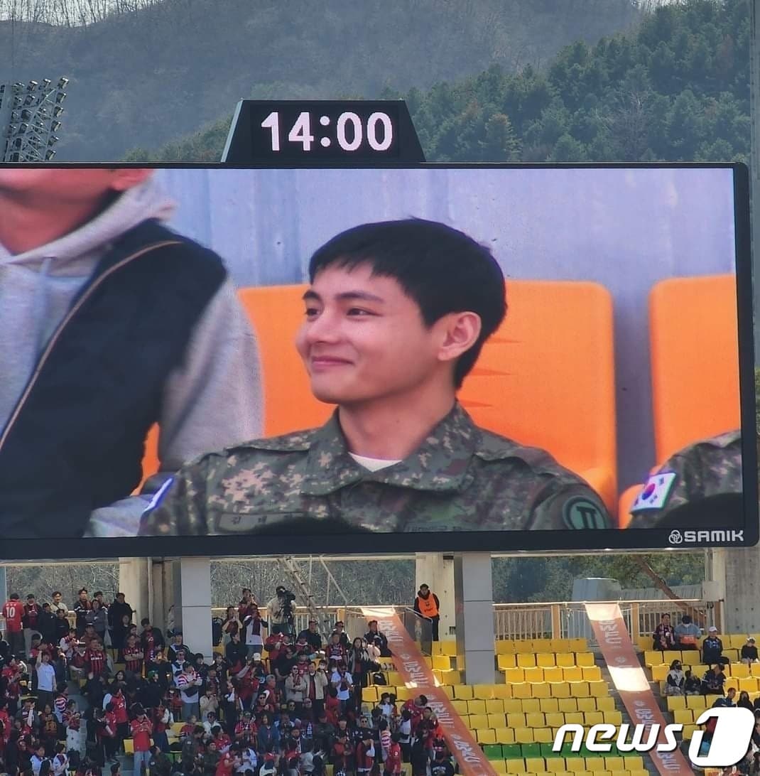 강원 춘천에서 군 복무 중인 그룹 방탄소년단(BTS) 멤버 뷔(본명 김태형)이 강원FC 홈구장인 춘천송암스포츠타운을 찾았다. 이날 송암스포츠타운에서는 ‘하나은행 K리그1 2024’ 4라운드 강원FC와 FC서울의 경기가 치러졌다.(온라인 커뮤니티 캡쳐)/뉴스1