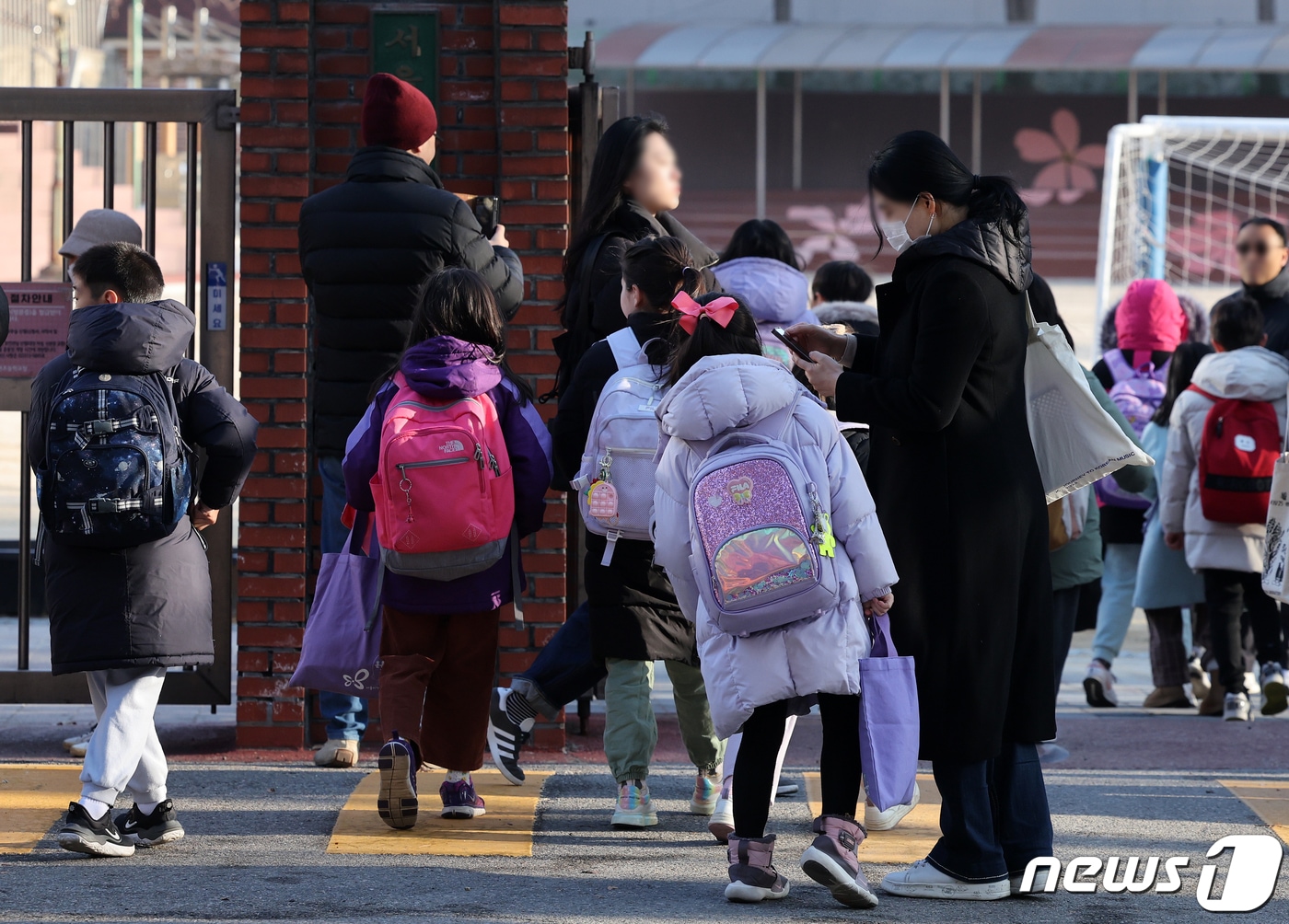 서울 시내 한 초등학교에서 개학을 맞이한 학생들이 등교하고 있다. /뉴스1 ⓒ News1 김진환 기자