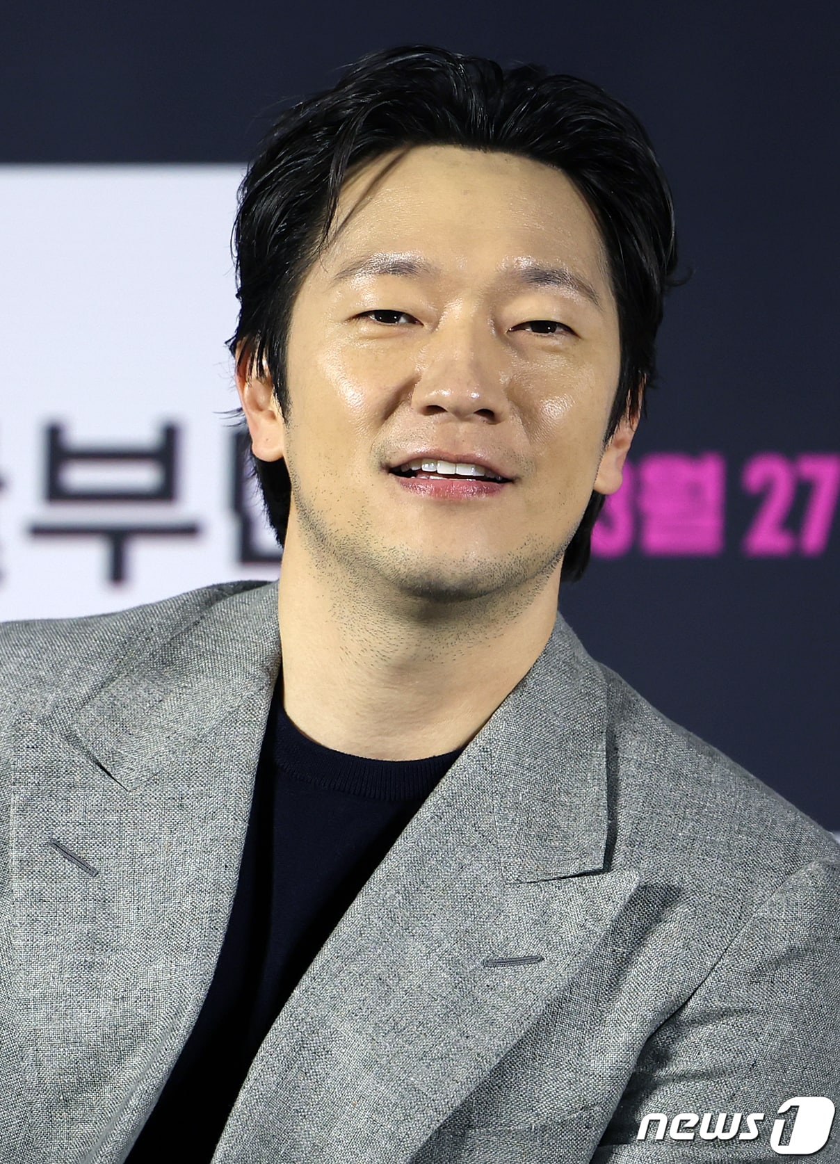 배우 손석구가 4일 서울 광진구 아차산로 롯데시네마 건대입구에서 열린 영화 ‘댓글부대’ 제작보고회에 참석해 미소를 짓고 있다. ‘댓글부대’는 대기업에 관한 기사를 쓴 후 정직당한 기자 임상진에게 온라인 여론을 조작했다는 익명의 제보자가 나타나면서 벌어지는 이야기를 다룬 영화로 오는 27일 개봉한다. 2024.3.4/뉴스1 ⓒ News1 김진환 기자