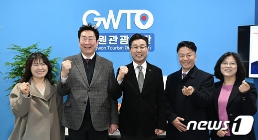 강원 원주시와 강원관광재단이 최근 재단에서 지역 관광자원 활성화 간담회를 갖고 시와 재단 관계자들이 기념사진을 촬영하고 있다. &#40;원주시 제공&#41; 2024.3.4/뉴스1