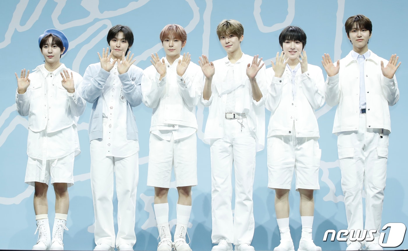 그룹 엔시티 위시(NCT WISH) 료(왼쪽부터)와 리쿠, 유우시, 시온, 사쿠야, 재희가 4일 오후 서울 용산구 블루스퀘어에서 가진 데뷔 쇼케이스에서 포즈를 취하고 있다. 2024.3.4/뉴스1 ⓒ News1 권현진 기자