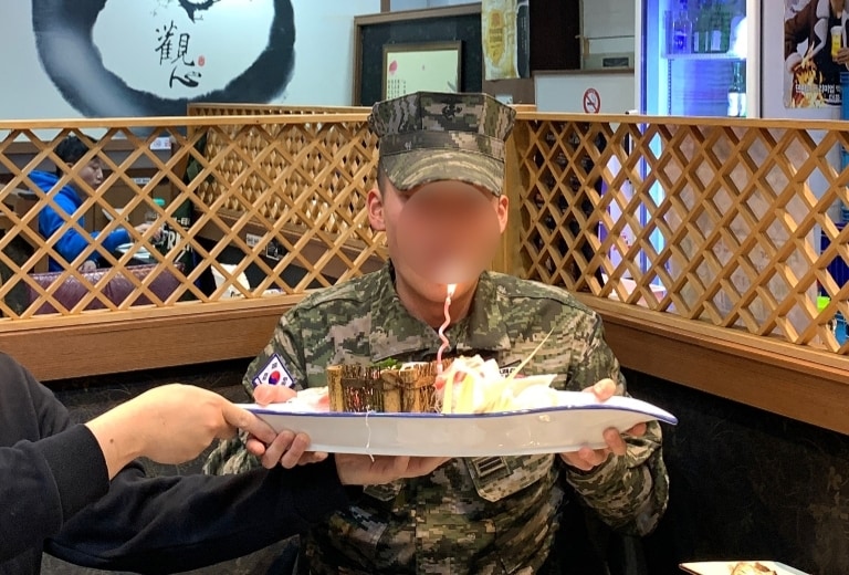 첫 휴가를 나온 군인이 횟집과 술집 등에서 생각지도 못한 이벤트를 받은 사연이 전해졌다. '아프니까 사장이다' 갈무리