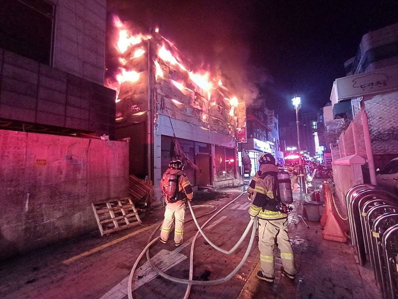 지난 4일 오후 11시 50분께 충남 천안 동남구 신부동 디스코팡팡 운영 업체에서 불이 나 소방관들이 진화 작업을 벌이고 있다.  (천안동남소방서 제공)