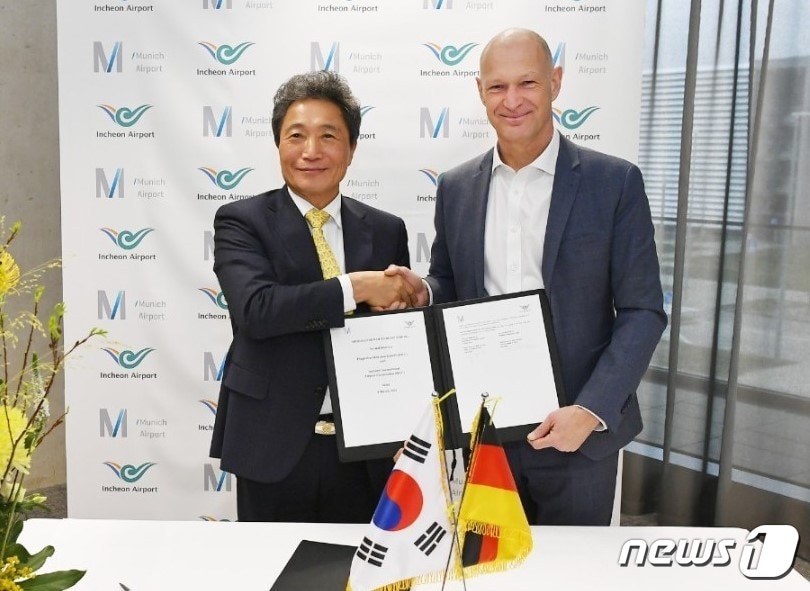 이학재 인천공항공사 사장과 요스트 람머스(Jost Lammers) 뮌헨공항 사장이 양해각서를 체결하고 있다.(인천공항공사 제공)