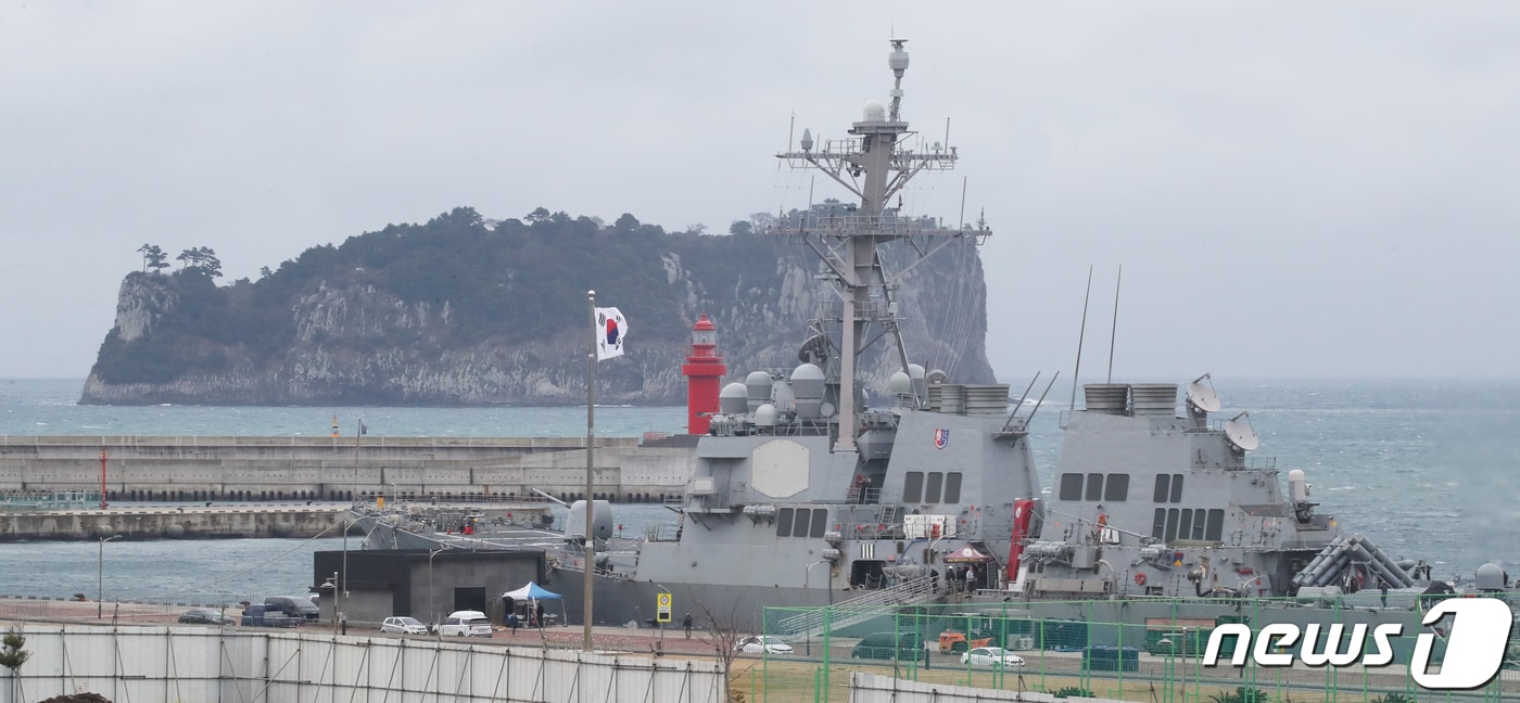 미국 해군 알레이버크급 이지스구축함인 히긴스함(DDG-76)이 5일 오전 제주해군기지에 입항해 정박해 있다. 히긴스함은 함대지 순항미사일인 토마호크를 탑재하고 있으며, 군수 적재와 승조원 휴식을 위해 제주에 입항했다. 2024.3.5/뉴스1 ⓒ News1 오현지 기자