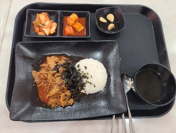 가격 논란이 일고있는 고속도로 휴게소 제육볶음. 온라인 커뮤니티 갈무리