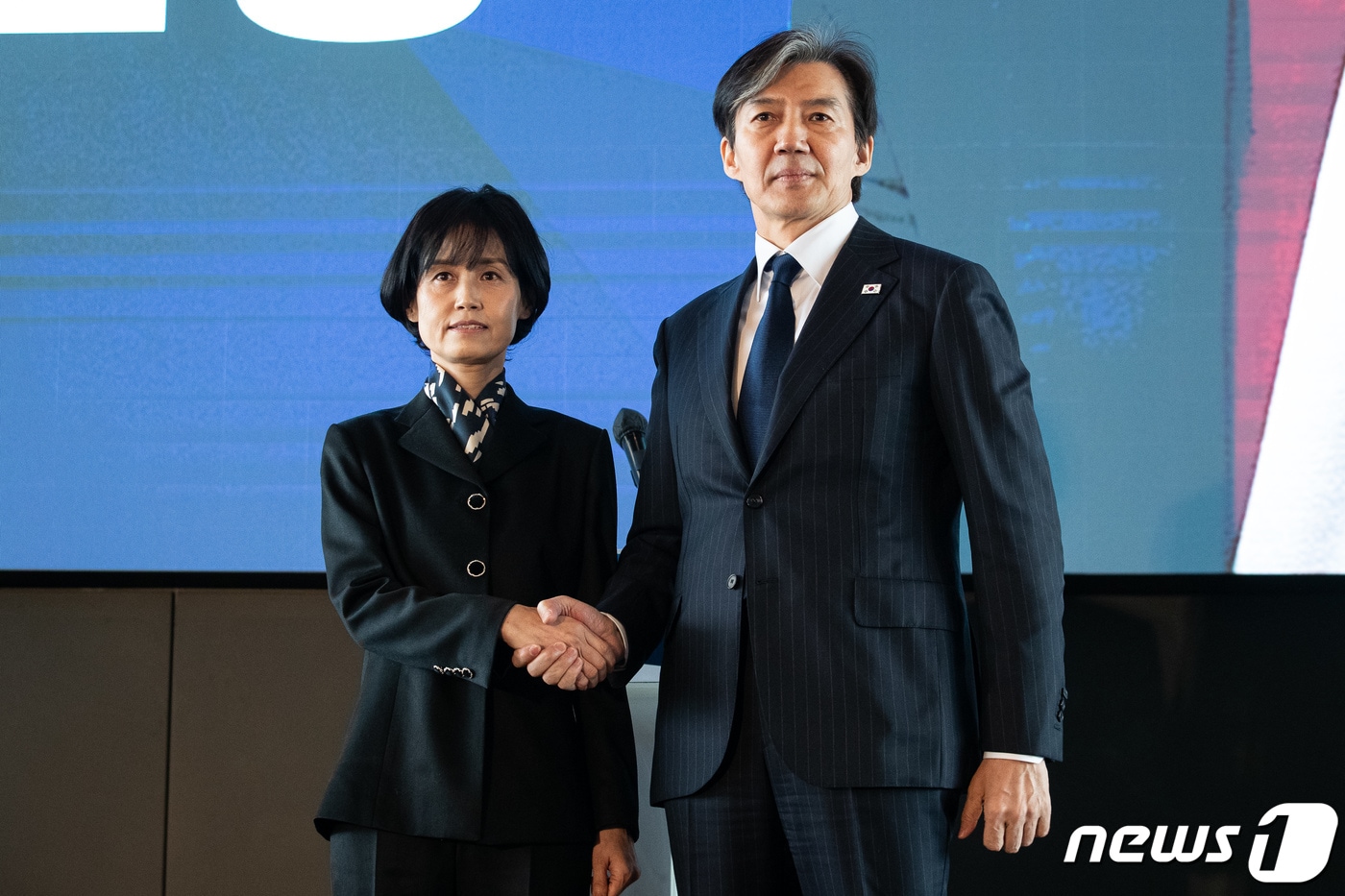 2024년 3월 7일 조국 조국혁신당 대표가 조국혁신당 인재영입 인사인 박은정 전 부장검사와 기념 촬영을 하고 있다. 2024.3.7 ⓒ 뉴스1 유승관 기자