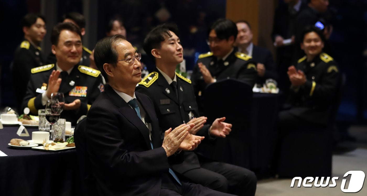 한덕수 국무총리가 7일 오후 세종시 국무총리 세종공관에서 열린 소방간부후보생 졸업 격려 만찬에서 졸업생들의 축하공연을 보며 손뼉을 치고 있다. 이날 격려 만찬에는 남화영 소방청장과 김승룡 중앙소방학교장 및 소방간부후보생 30명이 참석했다. 2024.3.7/뉴스1 ⓒ News1 김기남 기자