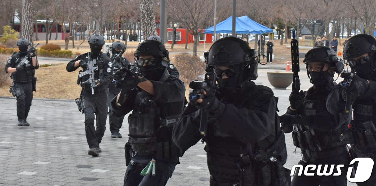 육군 제50보병사단이 7일 한국수력원자력(주) 한울원자력본부에서 통합방위 훈련을 실시했다. 경찰특공대원들이 가상의 테러범을 제압하기 위해 이동하고 있다.(육군50사단 제공) 2024.3.8/뉴스1 