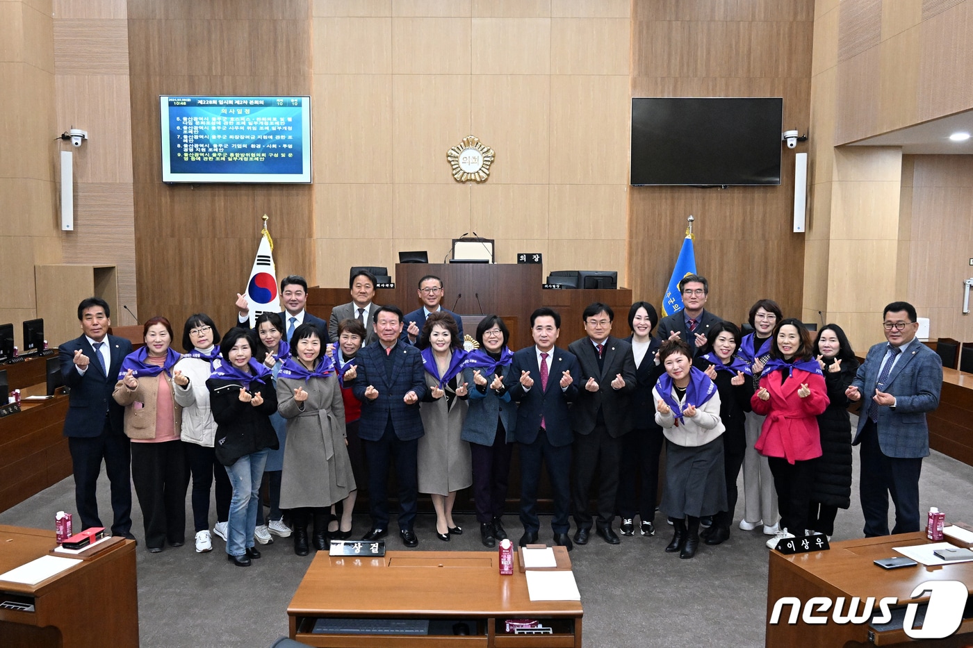 울주군의회가 8일 열린 제228회 임시회 제2차 본회의를 통해 임시회 일정을 마무리한 가운데 본회의 직후 김영철 의장을 비롯한 의원들이 의회를 사랑하는 사람들 울주군지회 회원들과 기념촬영을 하고 있다.