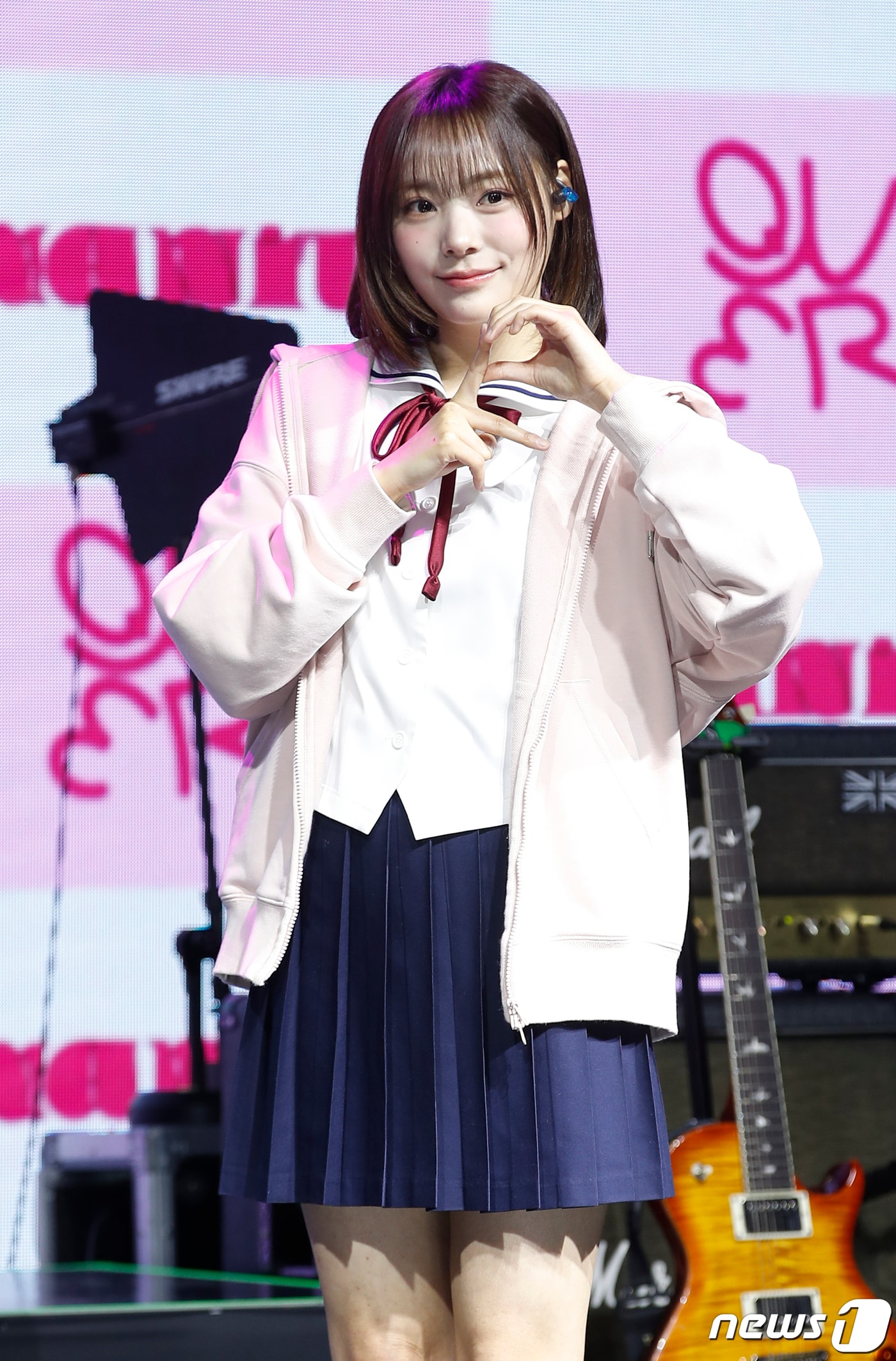 그룹 QWER(큐더블유이알)의 시연이 1일 서울 서대문구 예스24 원더로크홀에서 가진 미니 1집 ' MANITO'(마니또) 발매 쇼케이스에서 포즈를 취하고 있다. 2024.4.1/뉴스1 ⓒ News1 권현진 기자