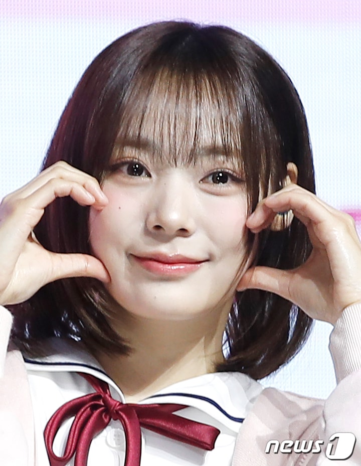 그룹 QWER(큐더블유이알)의 시연이 1일 서울 서대문구 예스24 원더로크홀에서 가진 미니 1집 ' MANITO'(마니또) 발매 쇼케이스에서 포즈를 취하고 있다. 2024.4.1/뉴스1 ⓒ News1 권현진 기자