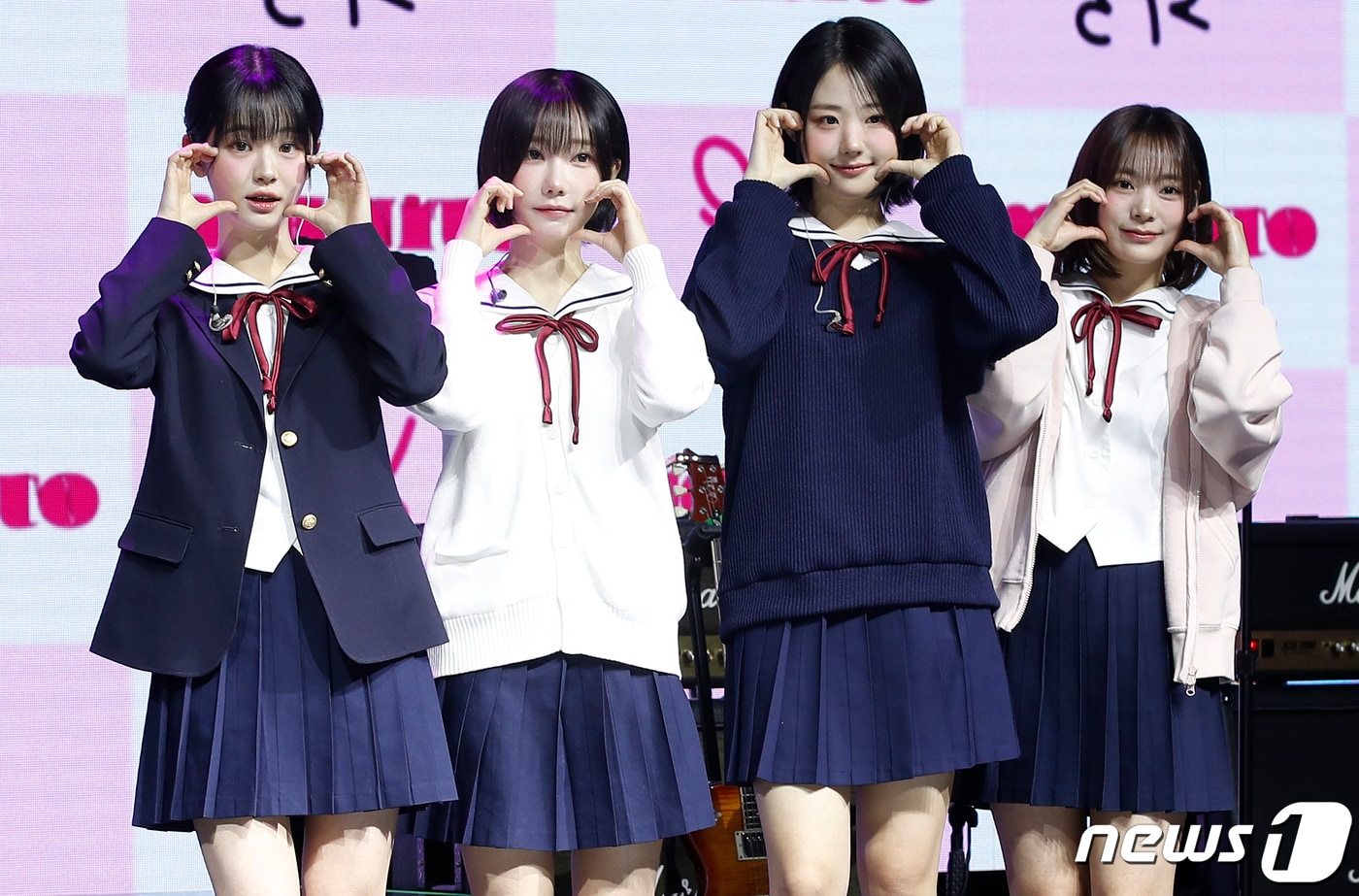 그룹 QWER(큐더블유이알)의 쵸단(왼쪽부터)과 마젠타, 히나, 시연이 1일 서울 서대문구 예스24 원더로크홀에서 가진 미니 1집 ' MANITO'(마니또) 발매 쇼케이스에서 포즈를 취하고 있다. 2024.4.1/뉴스1 ⓒ News1 권현진 기자