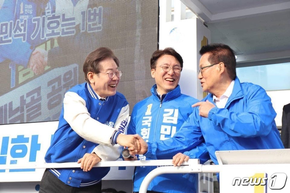 2024년 3월 30일 박지원 더불어민주당 해남·완도·진도 국회의원 후보가 서울 영등포구 신길동 영진시장 앞에서 열린 김민석 후보 지원유세에 이재명 대표와 함께 나선 모습.(박지원 선거사무실 제공) ⓒ 뉴스1 김태성 기자