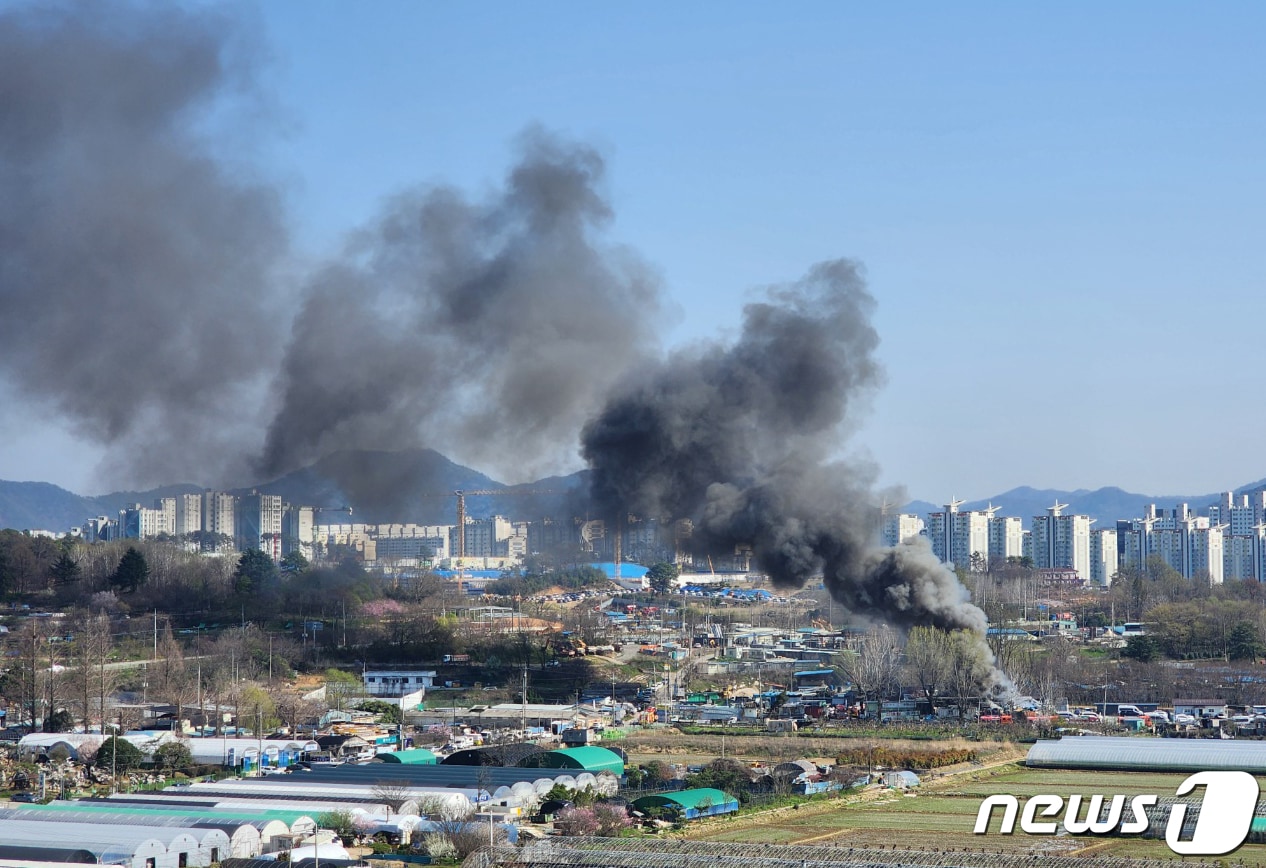1일 오후 2시 52분쯤 광주 서구 마륵동의 한 PVC자재창고에서 불이 나 소방당국이 화재를 진압하고 있다. 2024.4.1/뉴스1 ⓒ News1 박준배 기자