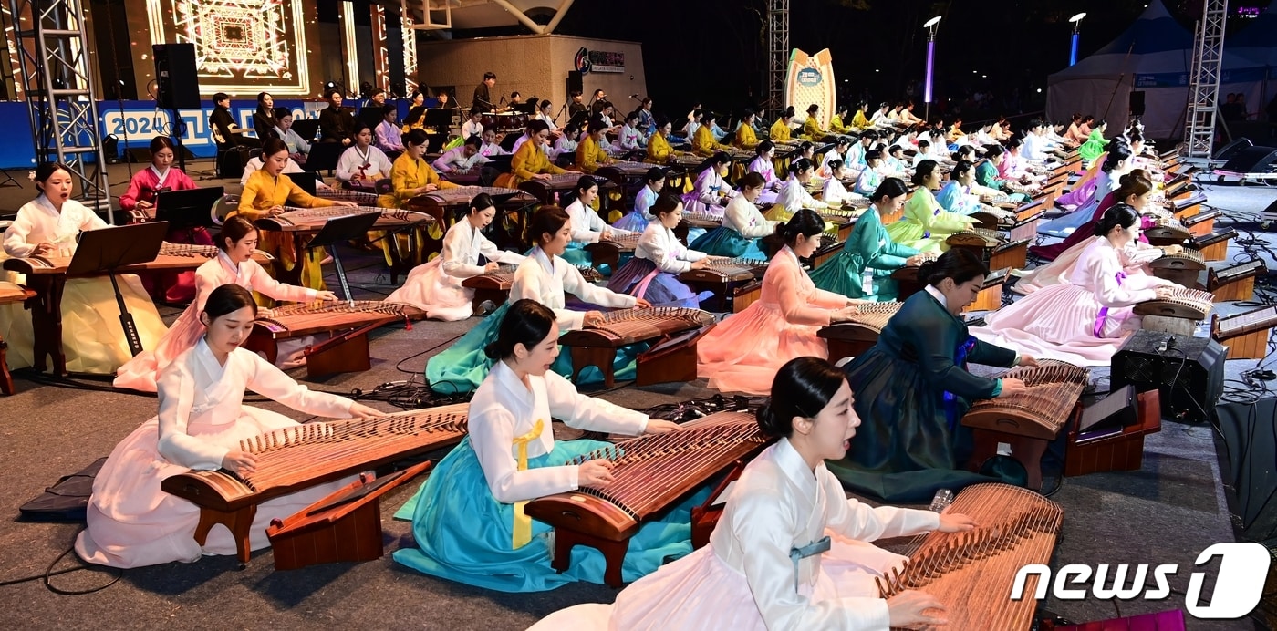 대가야축제 &#39;100대 가야금 공연&#39;&#40;고령군 제공&#41; 2024.4.1/뉴스1