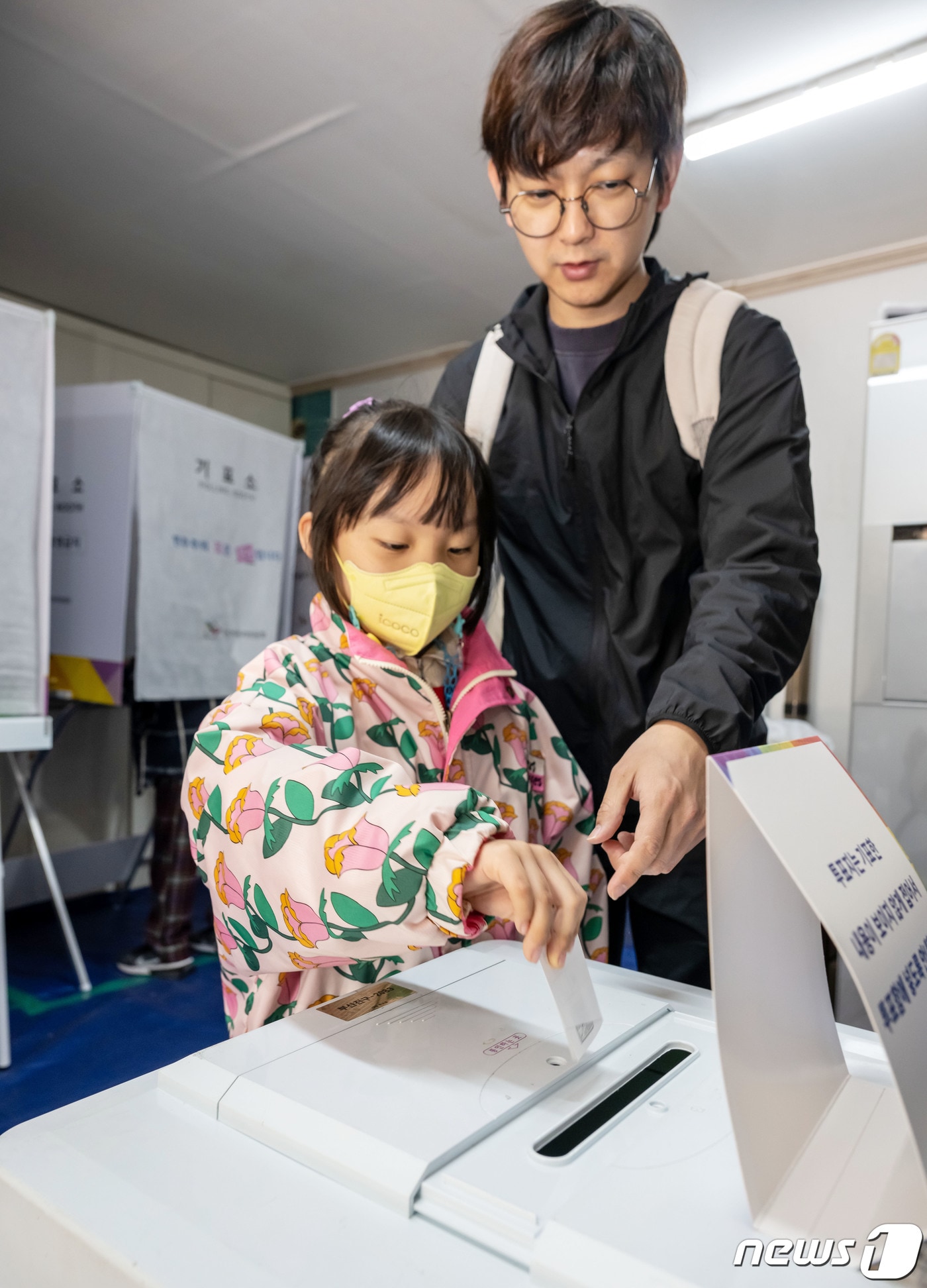 제22대 국회의원 선거일인 10일 오전 부산 부산진구 신개금엘지아파트에 마련된 개금제3동 제8투표소에서 한 어린이가 아빠와 함께 투표지를 투표함에 넣고 있다. 2024.4.10/뉴스1 ⓒ News1 윤일지 기자