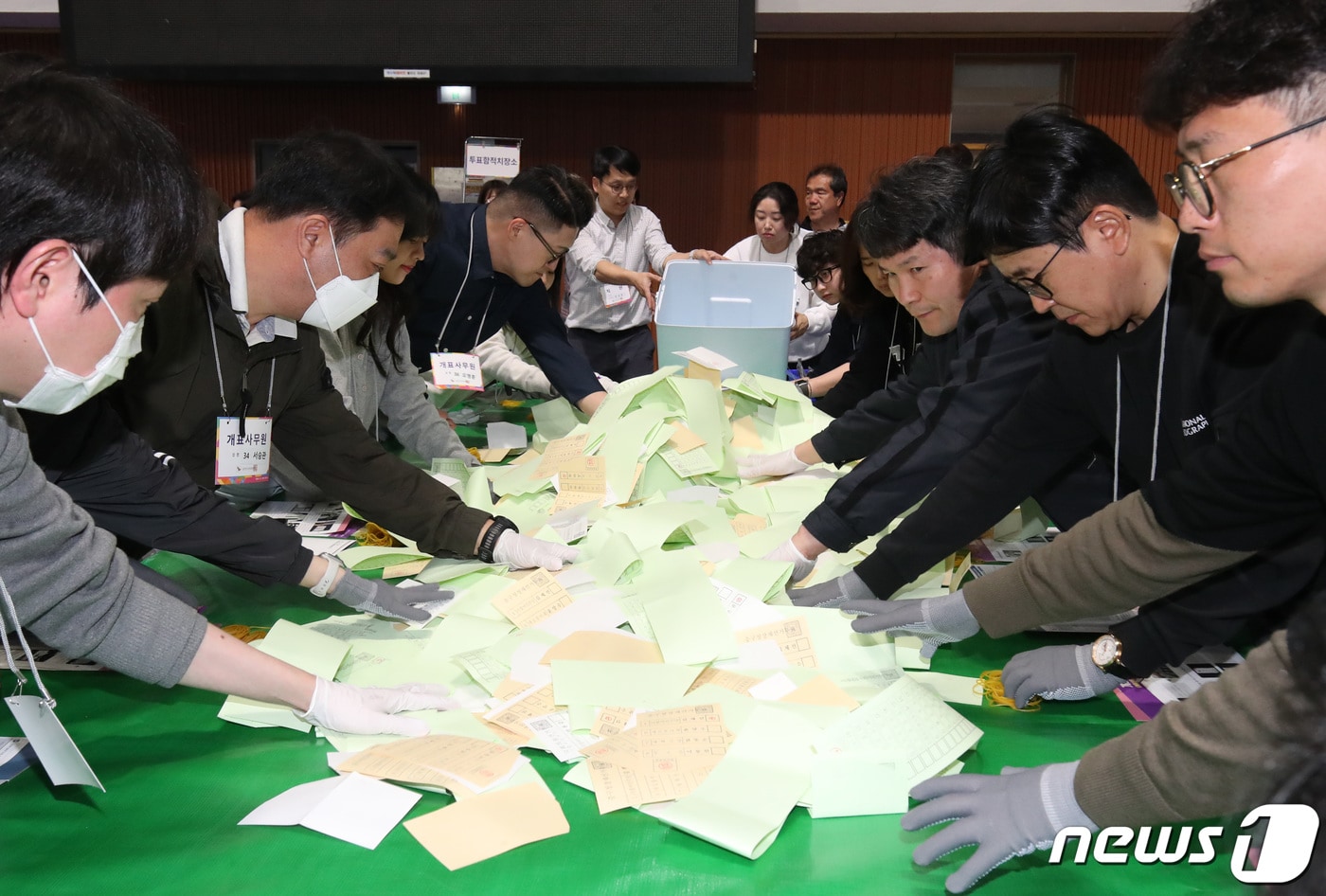 제22회 국회의원 선거 및 중구청장 재선거 개표가 시작된 10일 대전 중구 한밭체육관에 설치된 개표소에서 개표사무원들이 개표 작업을 하고 있다. 2024.4.10/뉴스1 ⓒ News1 김기태 기자