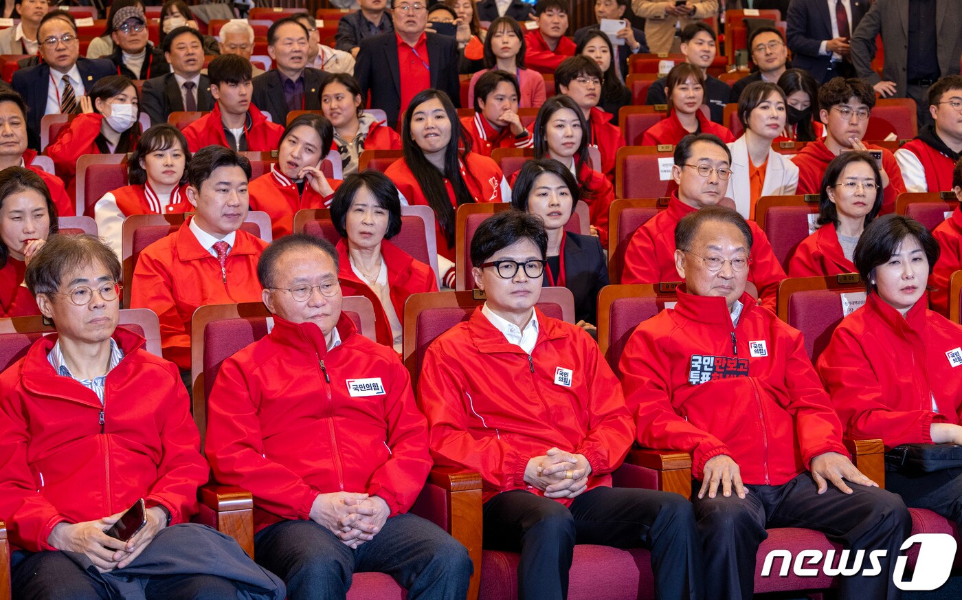 한동훈 국민의힘 총괄선대위원장 등이 10일 서울 여의도 국회도서관에 마련된 국민의힘 제22대 국회의원선거 개표상황실에서 출구조사 결과를 시청하고 있다. (공동취재) 2024.4.10/뉴스1 ⓒ News1 송원영 기자
