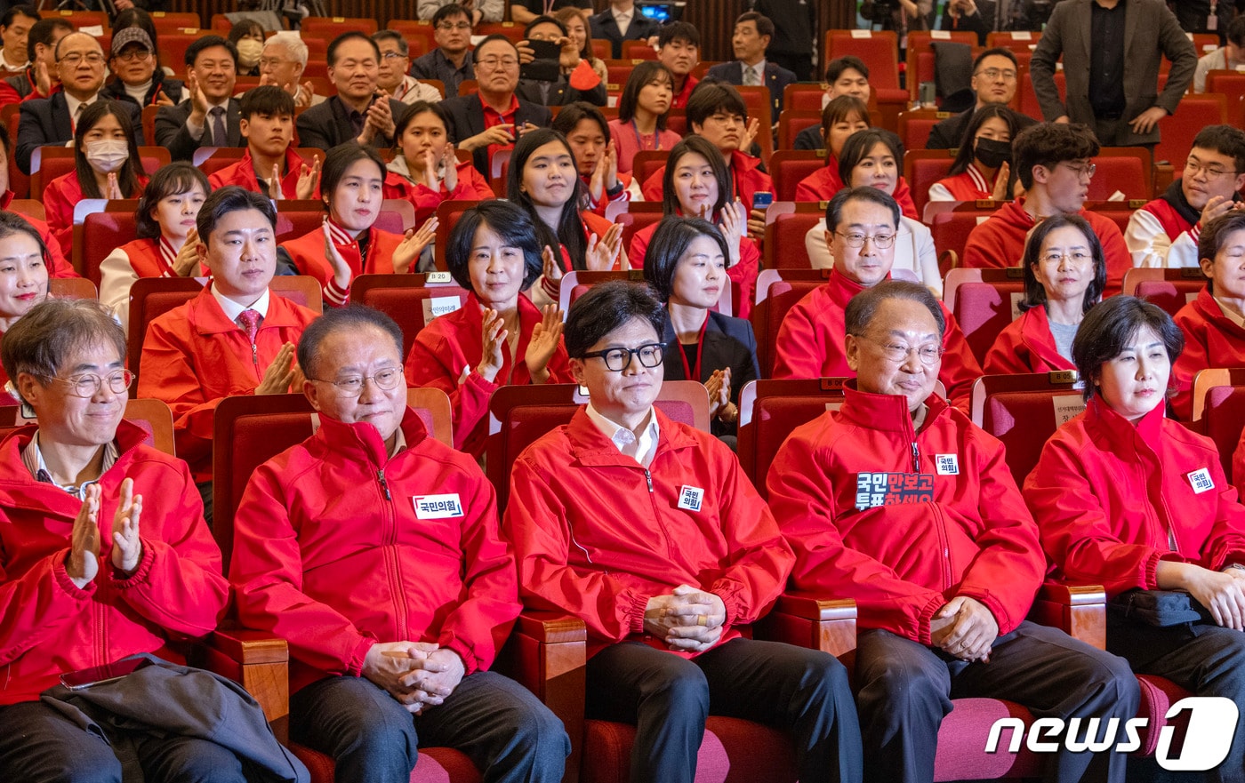 국민의힘 한동훈 비대위원장을 비롯한 당 지도부가 22대 총선일인 10일 국회도서관 강당에 마련된 개표상황실에서 출구조사 결과 방송을 시청하고 있다. &#40;공동취재&#41; 2024.4.10/뉴스1 ⓒ News1 송원영 기자