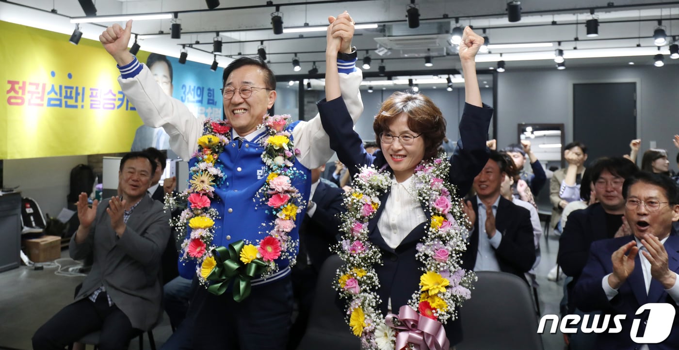 더불어민주당 김윤덕 전주갑 후보가 10일 전북자치도 전주시 선거사무소에서 당선이 확실시되자 환호하고 있다. 2024.4.10/뉴스1 ⓒ News1 유경석 기자